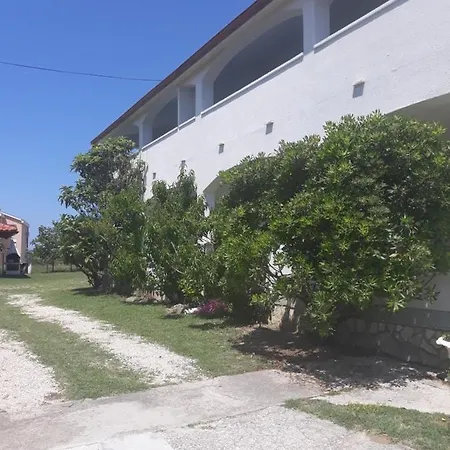 Apartment Sindi 3 *